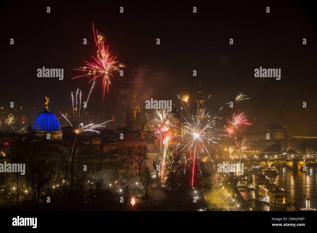 Feuerwerk Silvester 2024 Silvesterfeuerwerk über der Dresdner Altstadt