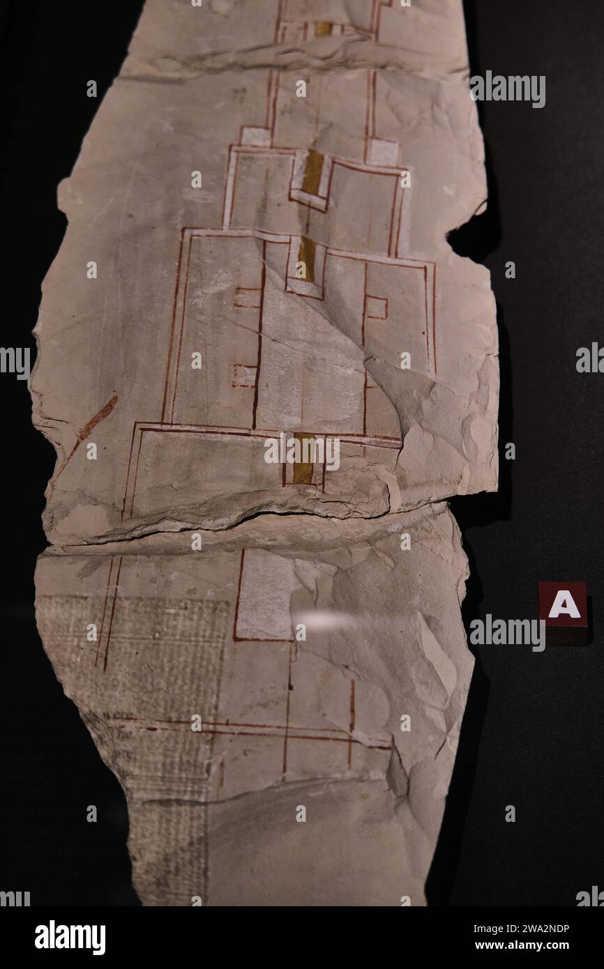 Luxor, Ägypten - 26. Dezember 2023: Altägyptische Architekturzeichnungen auf einem Stein im Luxor Museum Stockfoto