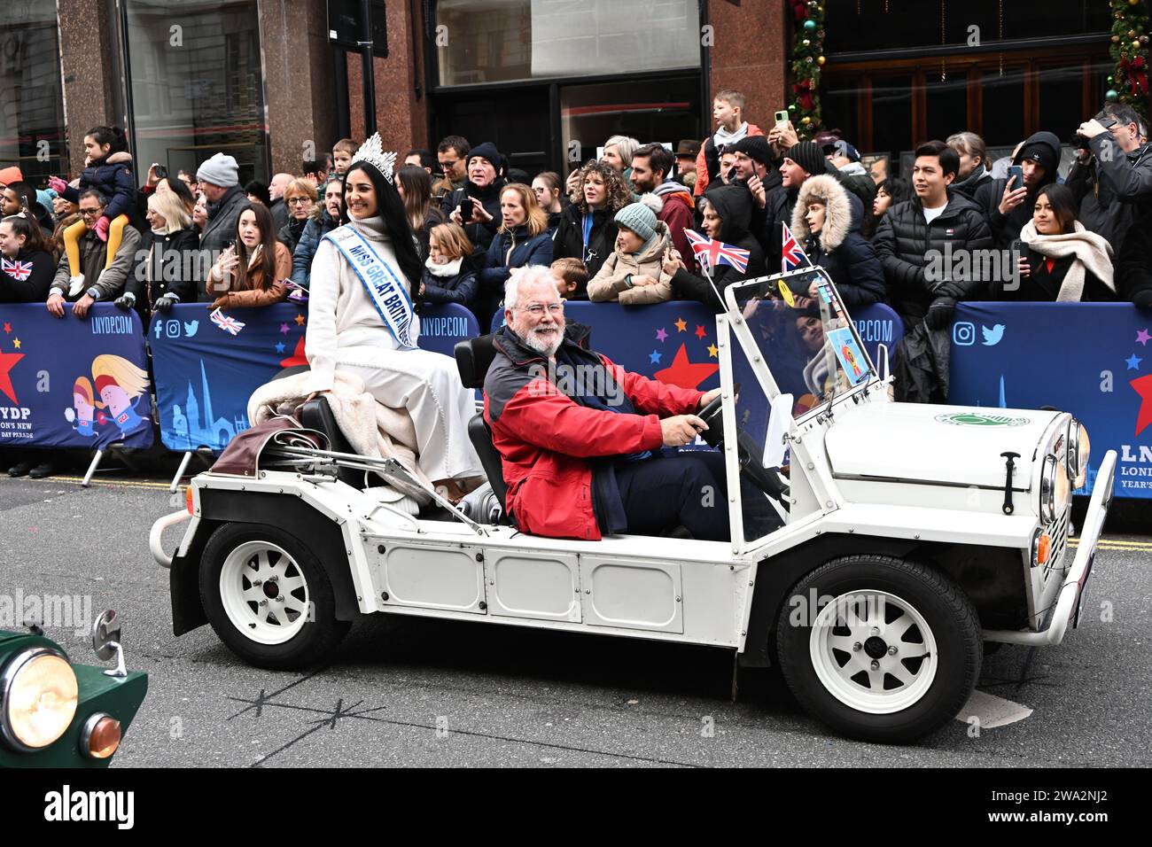 London, Großbritannien. Januar 2024. Madeleine Wahdan von Miss Great Britain 2023/24 nimmt an der jährlichen Neujahrsparade in london Teil, bei der Hunderte von Wagen in Central london, Großbritannien, teilnehmen. Quelle: Siehe Li/Picture Capital/Alamy Live News Stockfoto