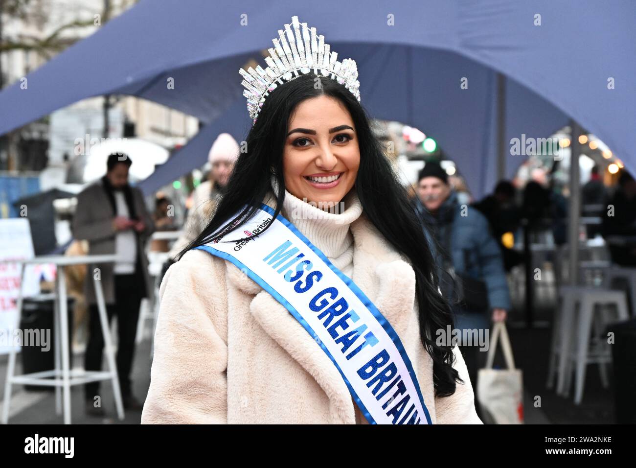 London, Großbritannien. Januar 2024. Madeleine Wahdan, Miss Great Britain 2023/24 nehmen an der jährlichen Neujahrsparade in london Teil, bei der Hunderte von Wagen in Zentral-london, Großbritannien, teilnehmen. Quelle: Siehe Li/Picture Capital/Alamy Live News Stockfoto