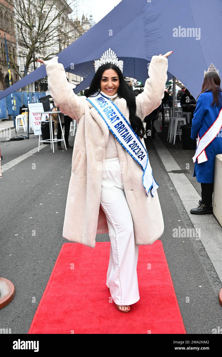 London, Großbritannien. Januar 2024. Madeleine Wahdan, Miss Great Britain 2023/24 nehmen an der jährlichen Neujahrsparade in london Teil, bei der Hunderte von Wagen in Zentral-london, Großbritannien, teilnehmen. Quelle: Siehe Li/Picture Capital/Alamy Live News Stockfoto