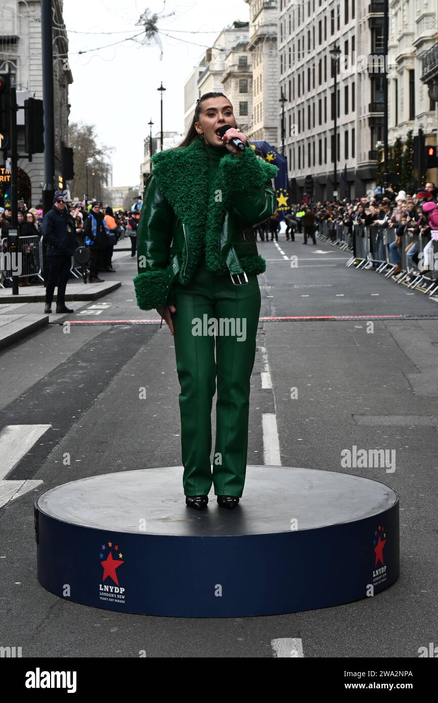London, Großbritannien. Januar 2024. Rachael O'Connor - Duran Duran tritt bei der jährlichen Neujahrsparade in london auf, bei der Hunderte von Wagen im Zentrum londons, Großbritannien, stattfinden. Quelle: Siehe Li/Picture Capital/Alamy Live News Stockfoto