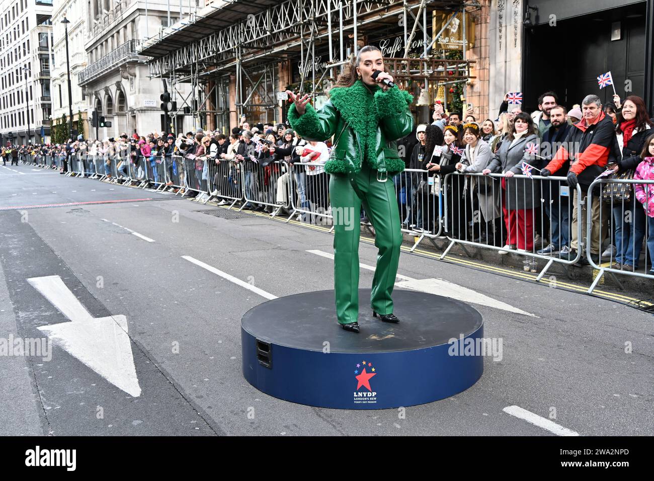 London, Großbritannien. Januar 2024. Rachael O'Connor - Duran Duran tritt bei der jährlichen Neujahrsparade in london auf, bei der Hunderte von Wagen im Zentrum londons, Großbritannien, stattfinden. Quelle: Siehe Li/Picture Capital/Alamy Live News Stockfoto