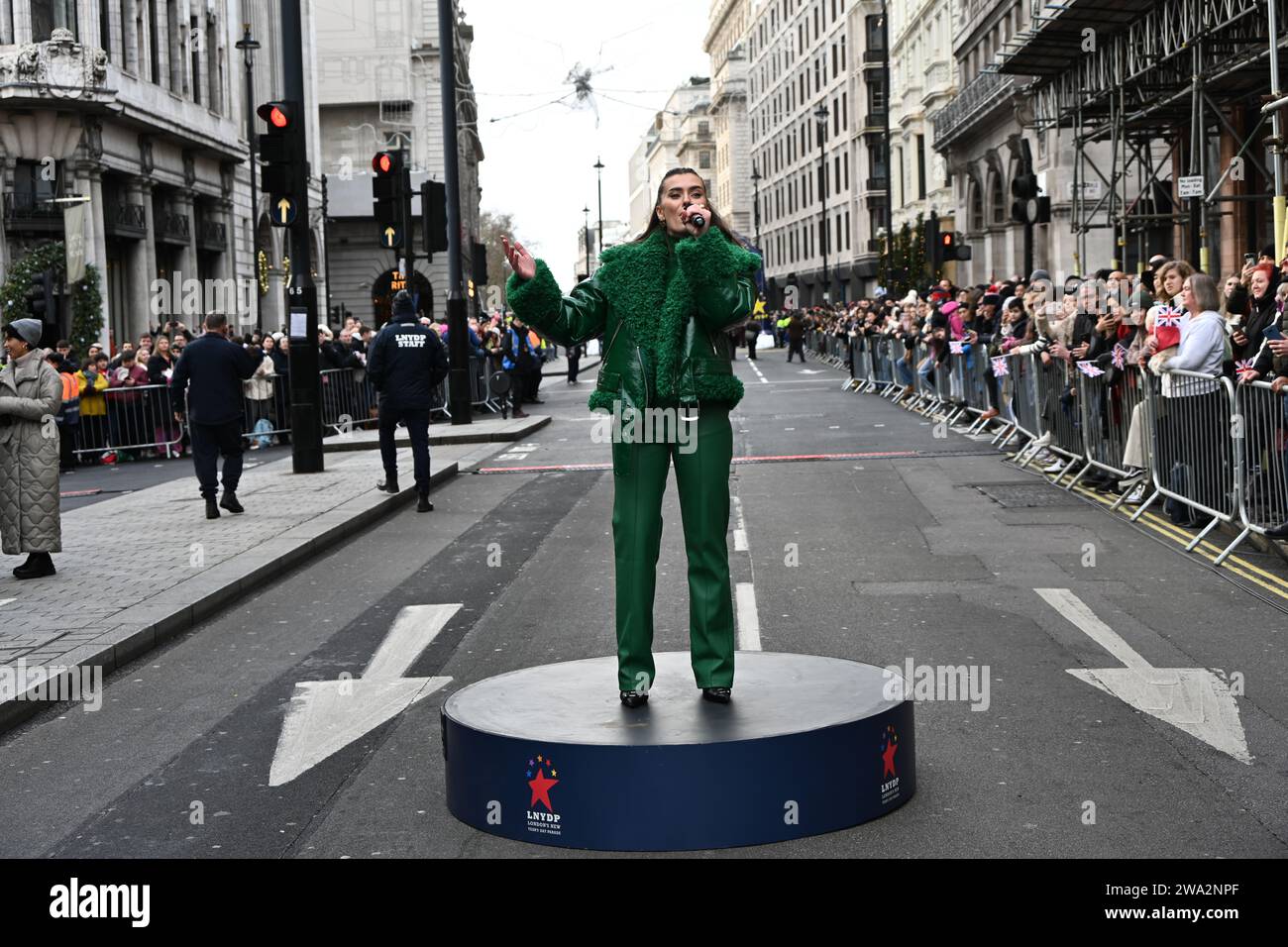London, Großbritannien. Januar 2024. Rachael O'Connor - Duran Duran tritt bei der jährlichen Neujahrsparade in london auf, bei der Hunderte von Wagen im Zentrum londons, Großbritannien, stattfinden. Quelle: Siehe Li/Picture Capital/Alamy Live News Stockfoto