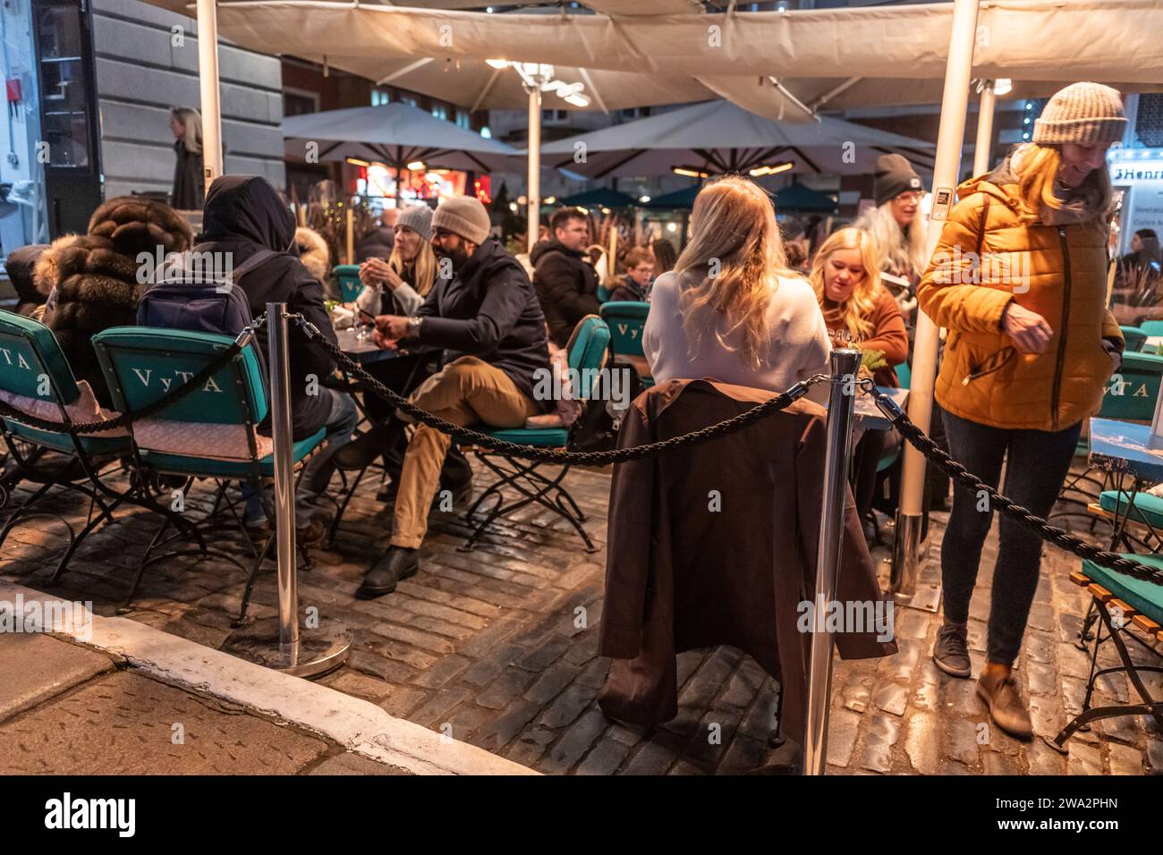 Die Gäste genießen das Abendessen in einem Restaurant im Freien im Zentrum von London, Großbritannien Stockfoto