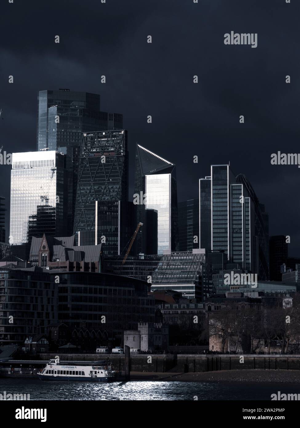 Schwarz-weiß-Landschaft der City of London on a Stormy Day, London, England, UK, GB. Stockfoto