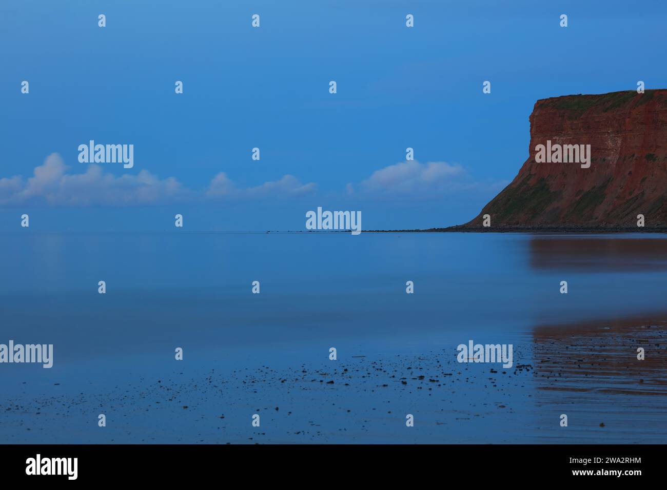 Hunt Cliff and Saltburn Beach in Twilight, Saltburn-by-the-Sea, North Yorkshire, England, Großbritannien. Stockfoto