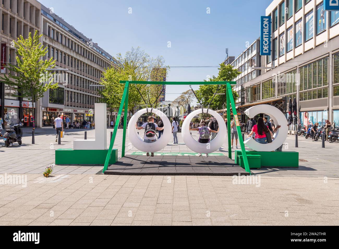 Schwingt in einer geschäftigen Einkaufsstraße im Zentrum von Rotterdam. Stockfoto