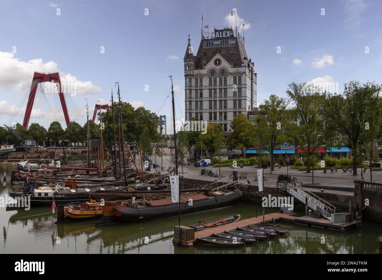 Oude Haven (Alter Hafen) mit dem Witte huis (Weißes Haus) und der Willemsbrug über dem Fluss de Maas im Zentrum von Rotterdam. Stockfoto