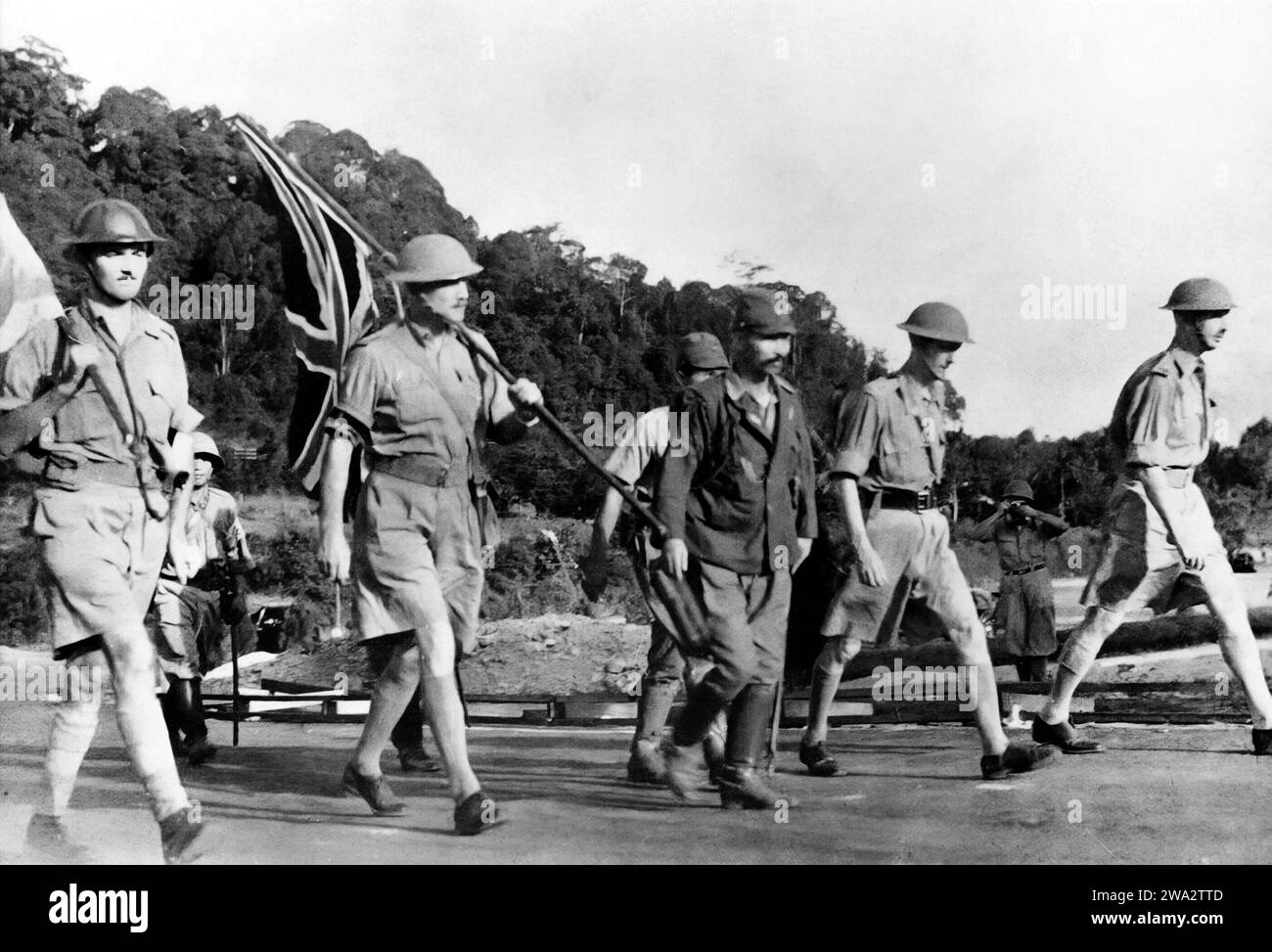 Der Fall von Singapur. Generalleutnant Arthur Percival (rechts), angeführt von Ichiji Sugita, läuft unter einer Waffenstillstandsflagge, um die Kapitulation der Commonwealth-Truppen in Singapur am 15. Februar 1942 auszuhandeln Stockfoto