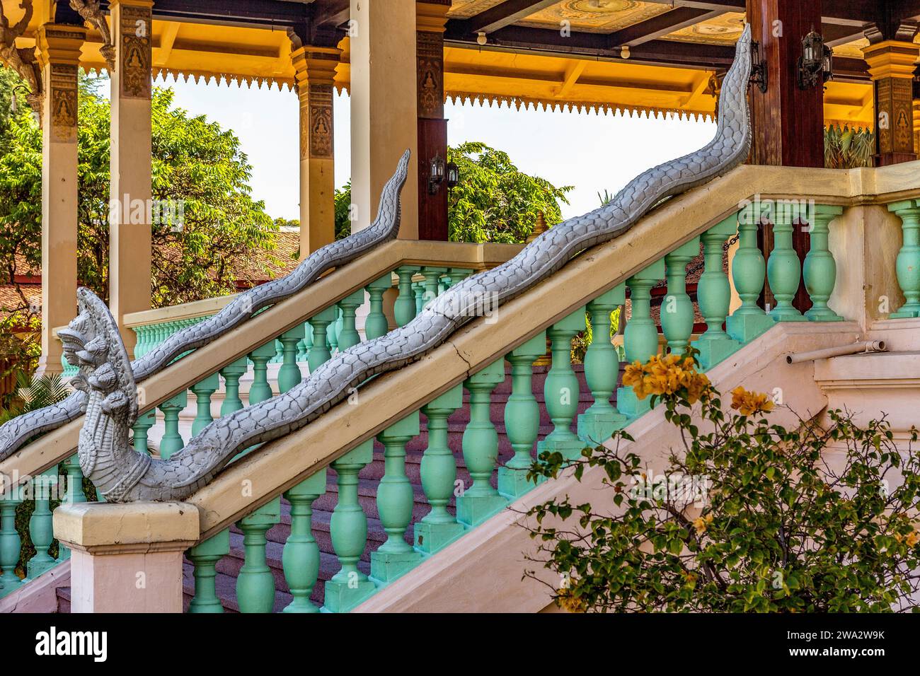 Naga Balustraden am Eingang zum Phochani Pavillon im Königspalast, Phnom Penh, Kambodscha Stockfoto