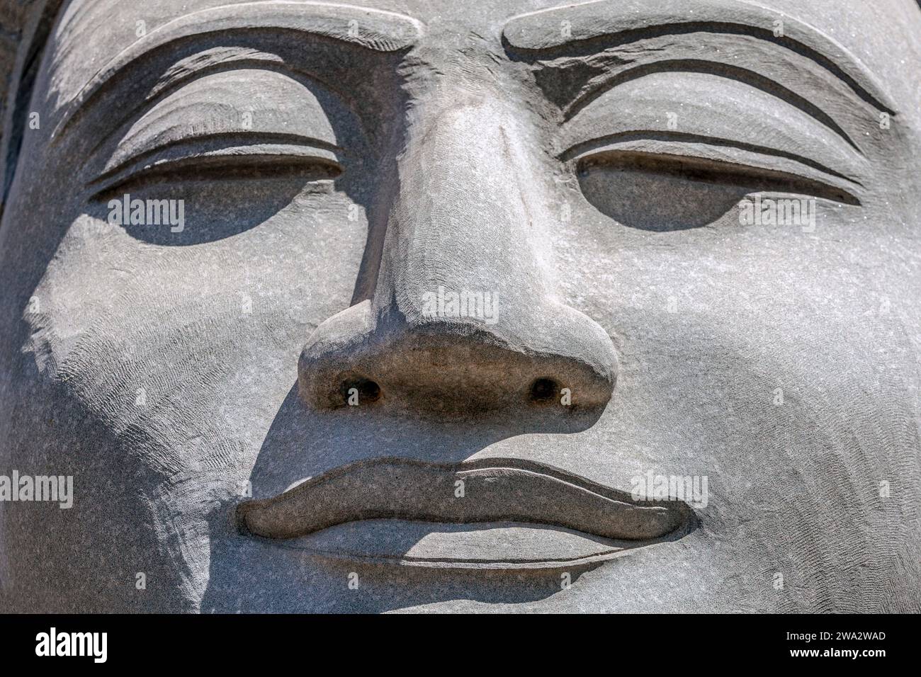 Nahaufnahme einer modernen Schnitzerei des Gesichts des Buddha in einem Steinmetzladen zwischen Phnom Penh und Siem Reap, Kambodscha Stockfoto