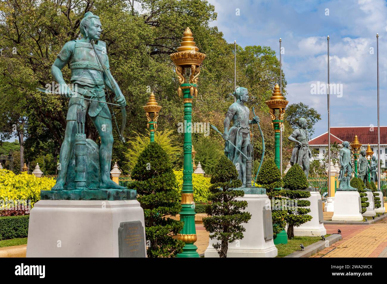 Kupferverkleidete Statuen von Armeechefs im königlichen Palastgarten, Siem Reap, Kambodscha Stockfoto