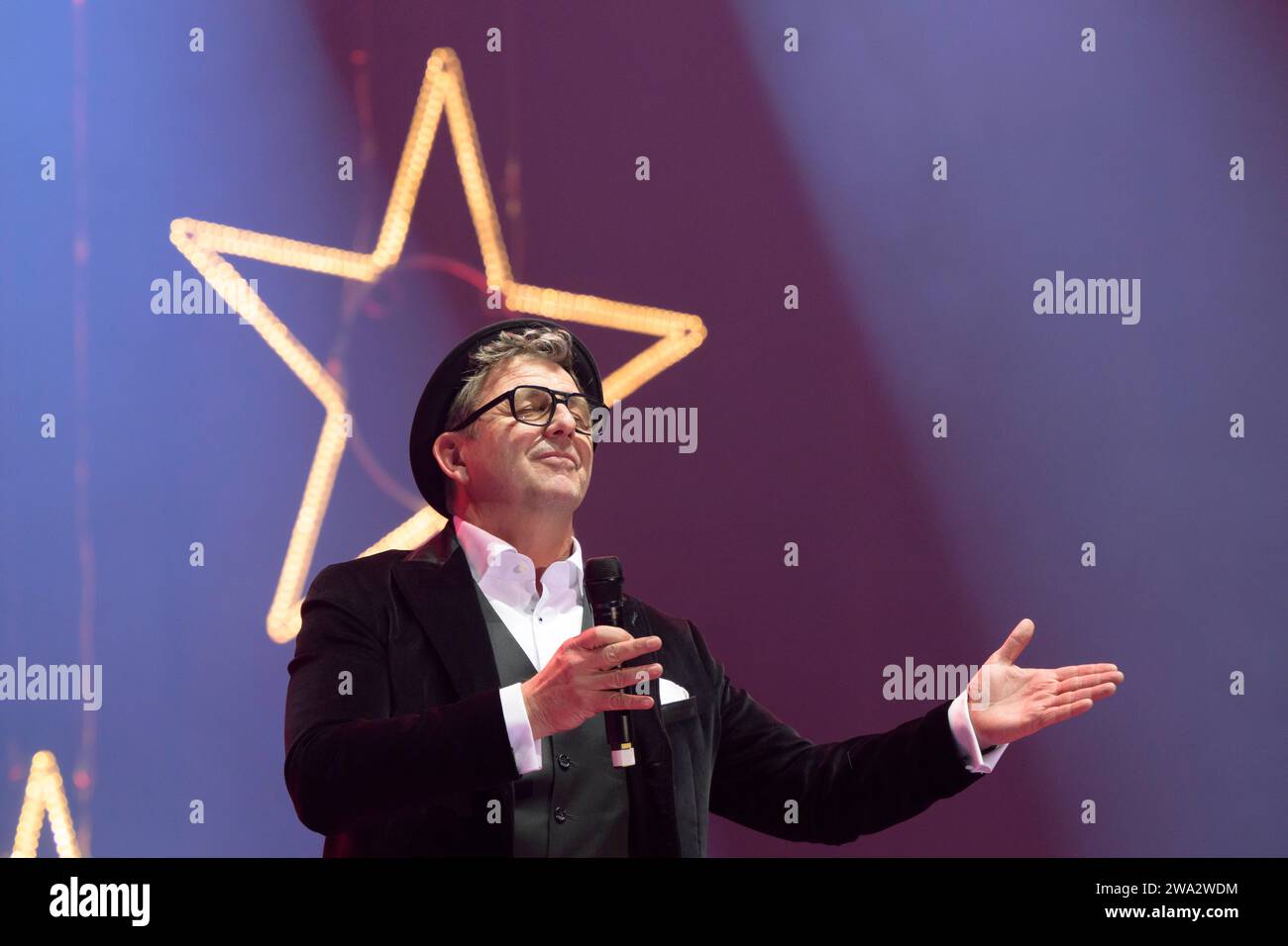 Hans Sigl bei Wir singen gemeinsam Weihnachtslieder in der Olympiahalle