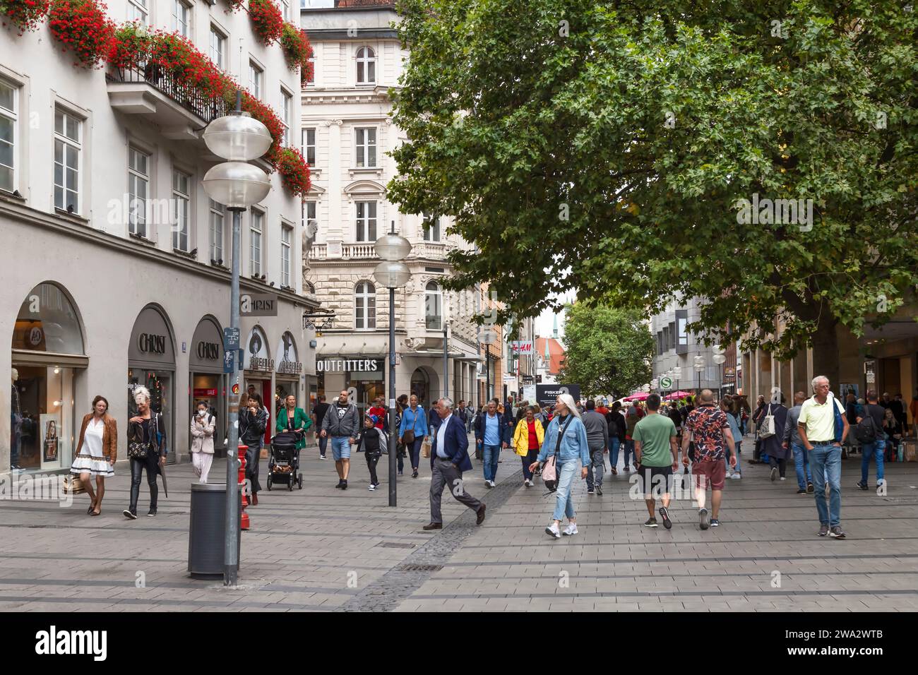 Beliebte Einkaufsstraße Kaufingerstraße, eine der ältesten Straßen Münchens und eine der wichtigsten Einkaufsstraßen Münchens. Stockfoto