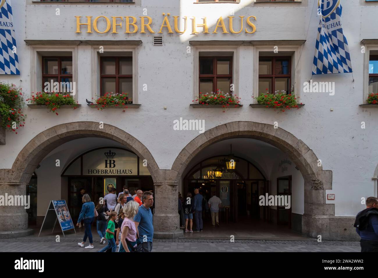 Fassade und Eingang des Hofbräuhauses, bekannter Biergarten im Zentrum von München, Bayern, Deutschland. Stockfoto