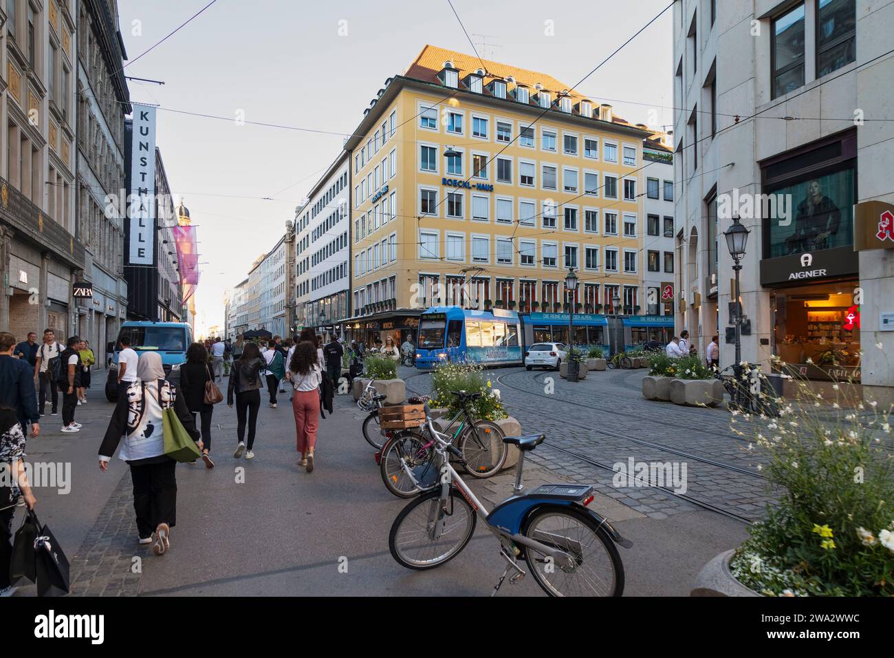 Beliebte Einkaufsstraße im Zentrum von München. Stockfoto