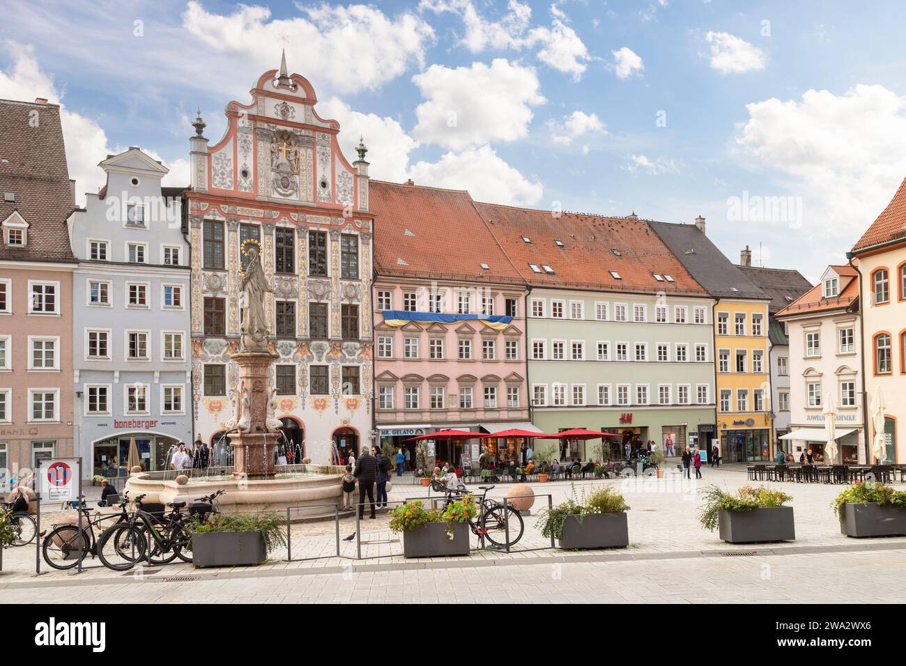 Zentraler Platz mit farbenfrohen historischen alten Häusern im Zentrum der Stadt Landsberg am Lech in Bayern. Stockfoto