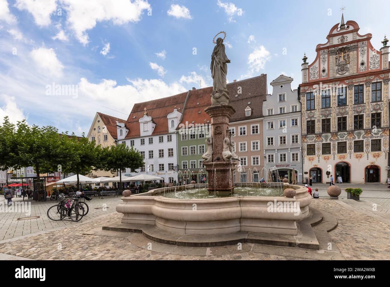 Zentraler Platz mit farbenfrohen historischen alten Häusern im Zentrum der Stadt Landsberg am Lech in Bayern. Stockfoto
