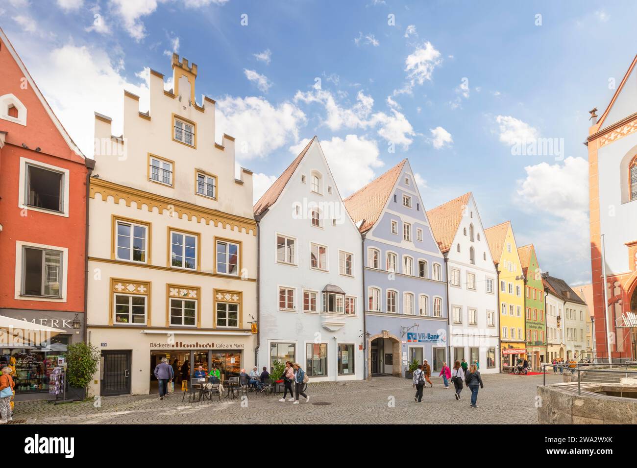Einkaufsstraße mit bunten Häusern im Zentrum der Stadt Landsberg am Lech in Bayern. Stockfoto