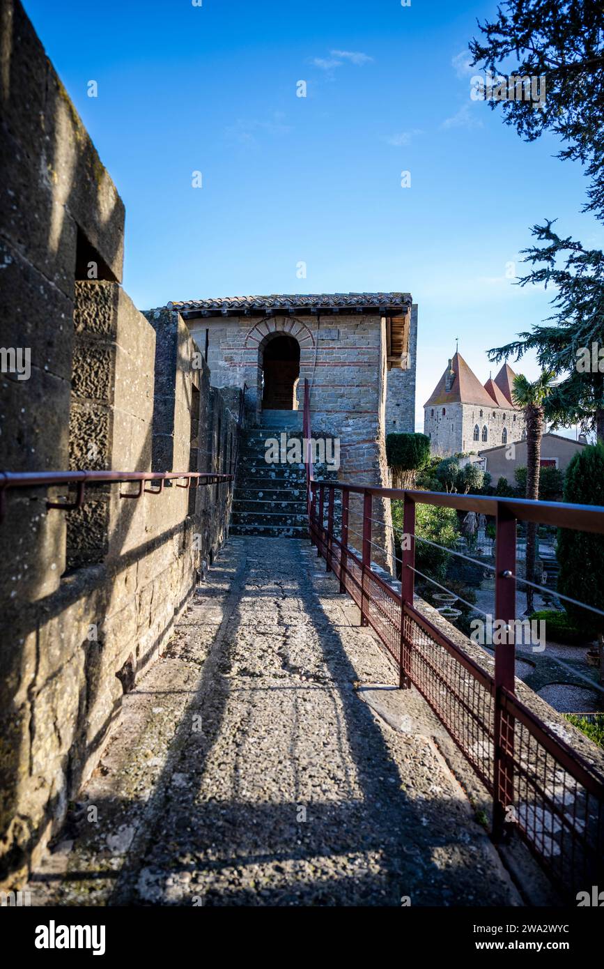 Stadtmauern in La Cité, mittelalterliche Zitadelle. Die ersten Mauern wurden in gallo-römischer Zeit errichtet, wobei im 13. Und 14. Jahrhundert bedeutende Ergänzungen vorgenommen wurden, CARC Stockfoto