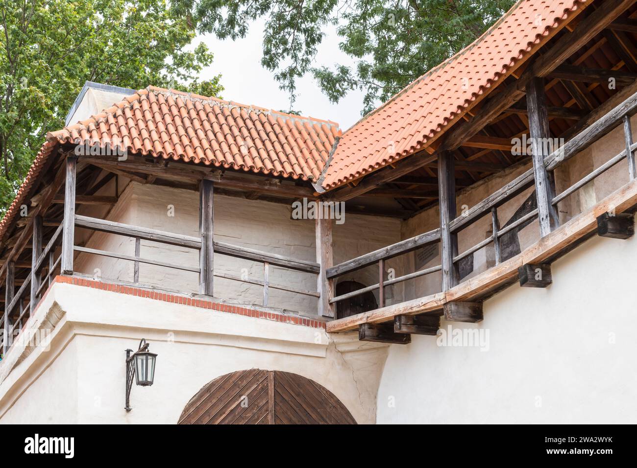 Stadtmauer und Mauerhäuser in der bayerischen Altstadt Nördlingen. Stockfoto