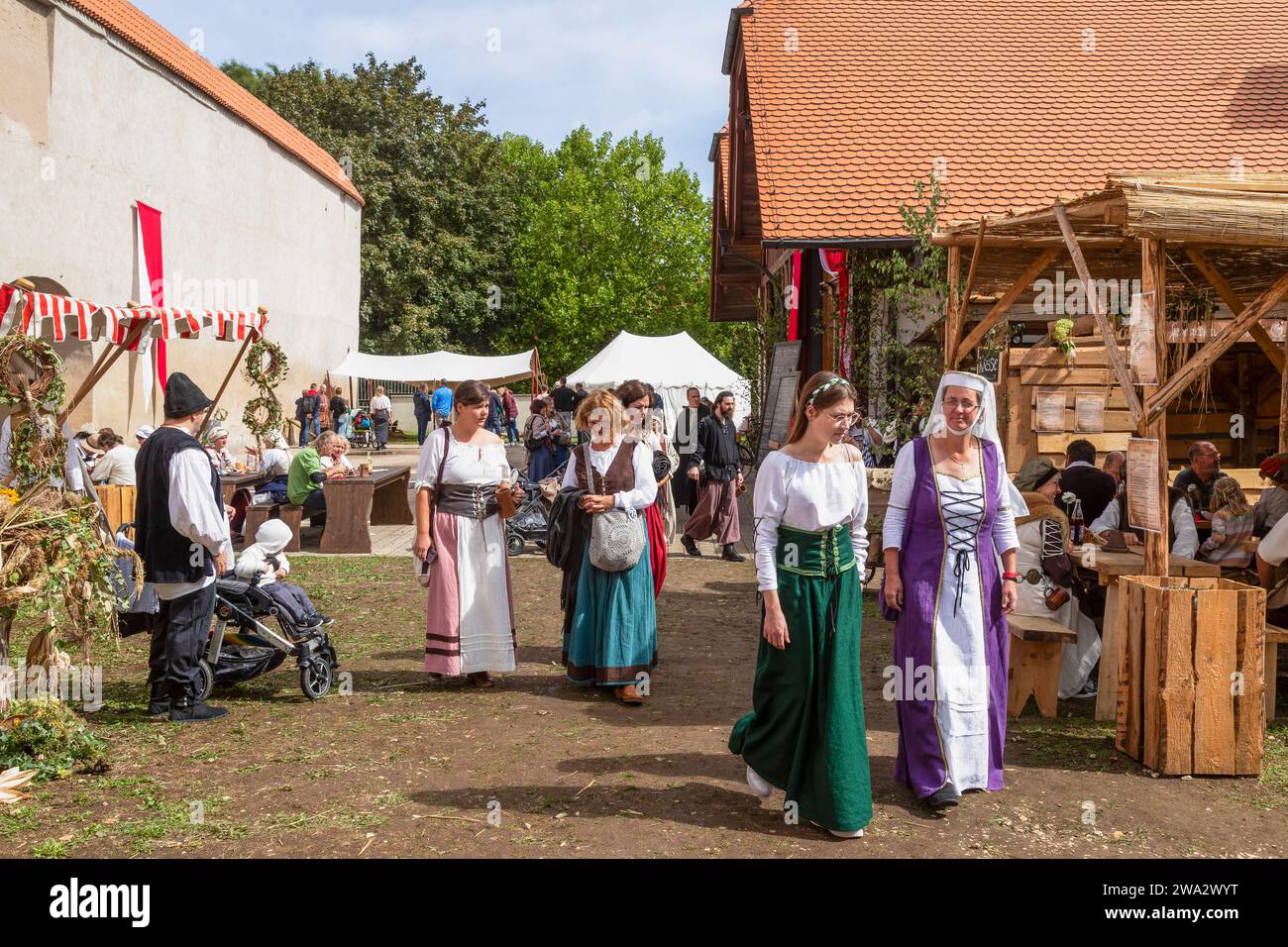 Historisches Stadtmauerfest in der mittelalterlichen Stadt Nördlingen. Stockfoto