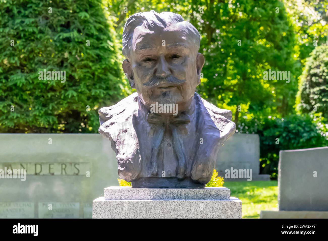 Louisville, KY, USA. Mai 2022. Grabstein von Colonel Harland Sanders, Gründer der Kentucky Fried Chicken Fast Food Chain (Foto: © Walter G Arce Sr Grindstone Medi/ASP) NUR REDAKTIONELLE VERWENDUNG! Nicht für kommerzielle ZWECKE! Stockfoto