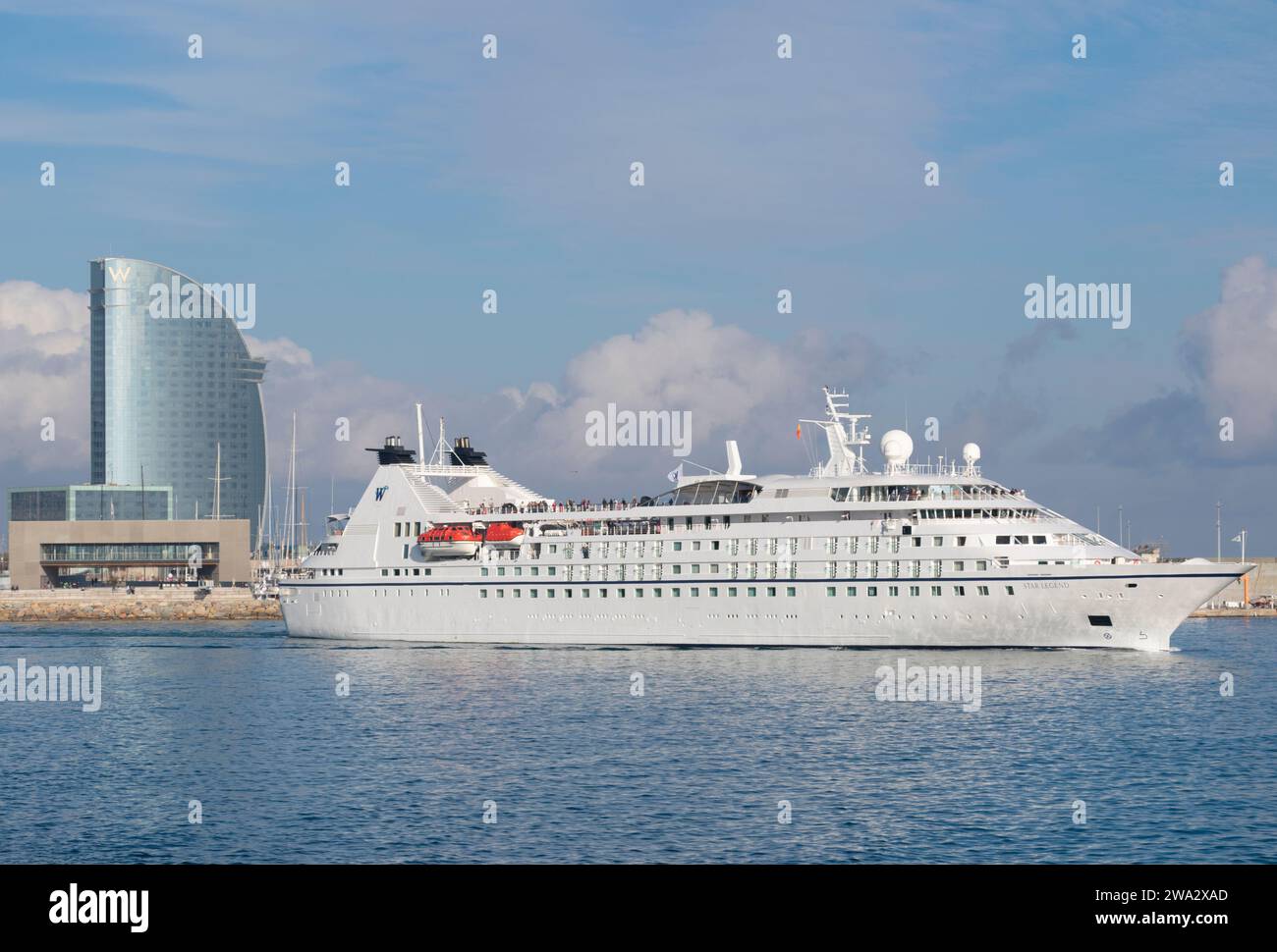 Star Legend Kreuzfahrtschiff, das den Hafen von Barcelona verlässt. Januar 2024. Stockfoto
