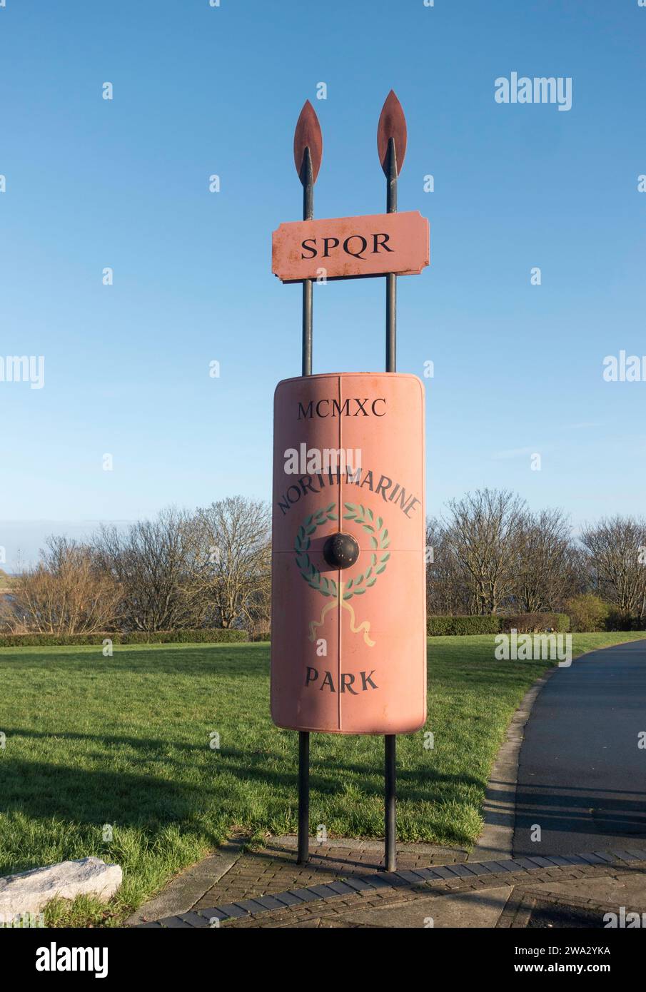 Schild in Form eines römischen Schildes und Speere am Eingang zum North Marine Park in South Shields, England, Großbritannien Stockfoto