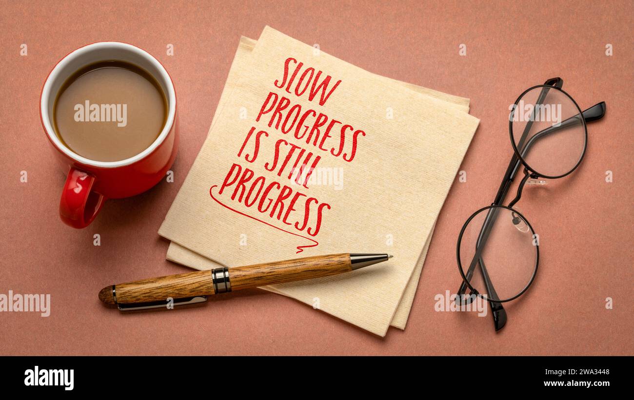 Langsame Fortschritte sind immer noch Fortschritte – inspirierende Handschrift auf Servietten, geschäftliche und persönliche Entwicklungskonzepte Stockfoto