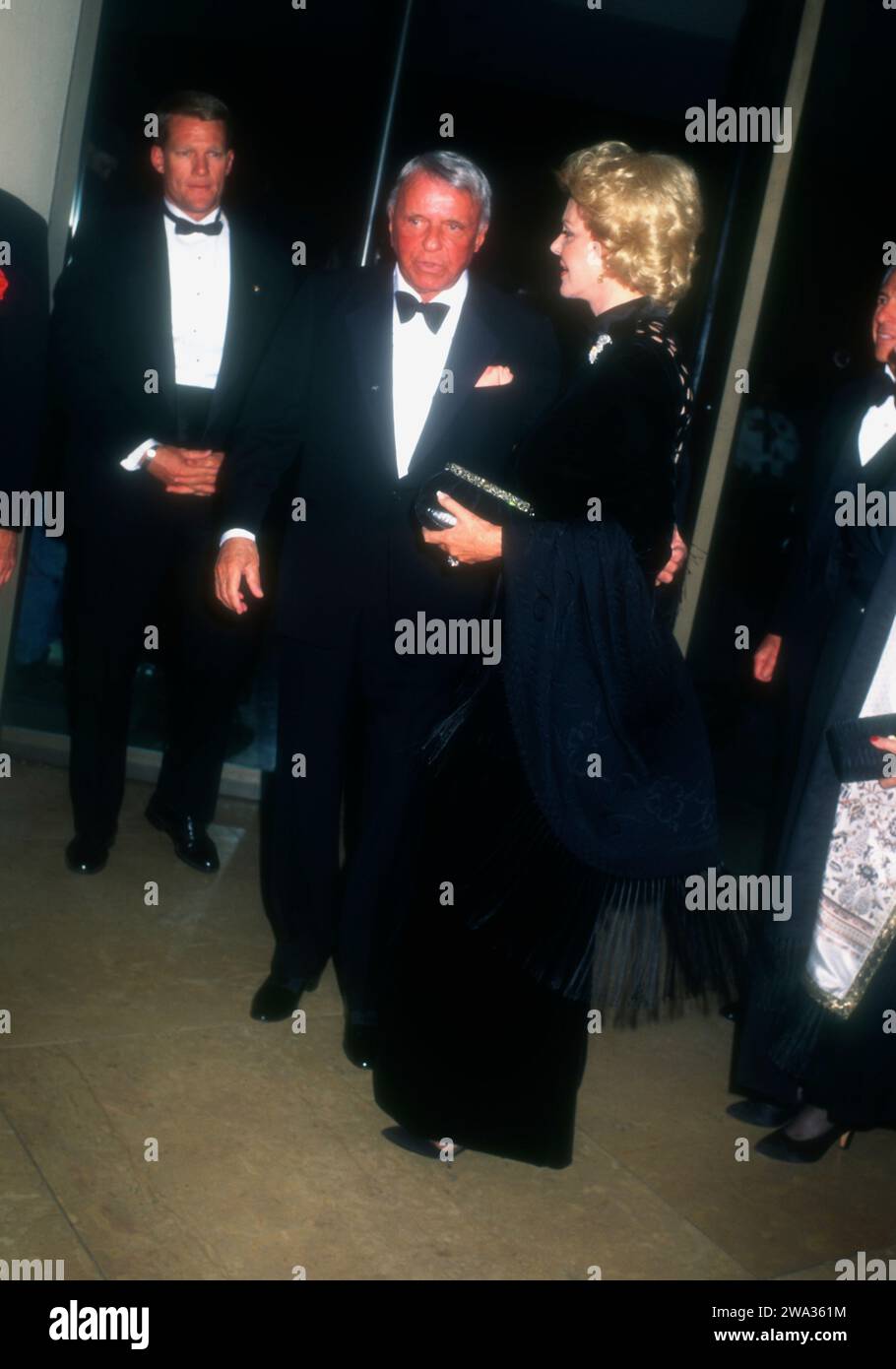 Beverly Hills, Kalifornien, USA 25. Oktober 1996 Sänger Frank Sinatra und Frau Barbara Sinatra nehmen am 25. Oktober 1996 im Beverly Hilton Hotel in Beverly Hills, Kalifornien, USA, am Carousel of Hope Ball 1996 Teil. Foto: Barry King/Alamy Stock Photo Stockfoto