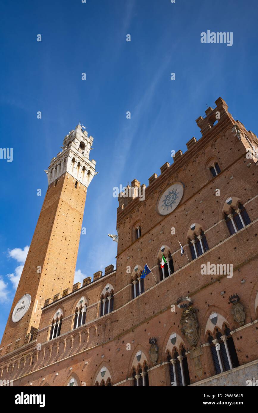 Glockenturm des Palazzo Pubblico in Siena, Italien Stockfoto