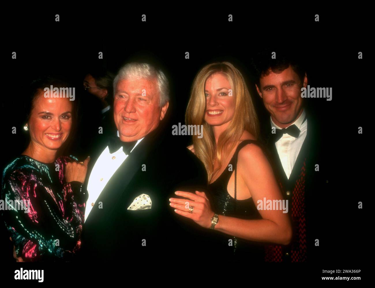 Beverly Hills, Kalifornien, USA 25. Oktober 1996 (L-R) Yolanda Koppel, Produzent/TV-Persönlichkeit Merv Griffin Gast und Tony Griffin nehmen am 25. Oktober 1996 am Carousel of Hope Ball 1996 im Beverly Hilton Hotel in Beverly Hills, Kalifornien, USA, Teil. Foto: Barry King/Alamy Stock Photo Stockfoto