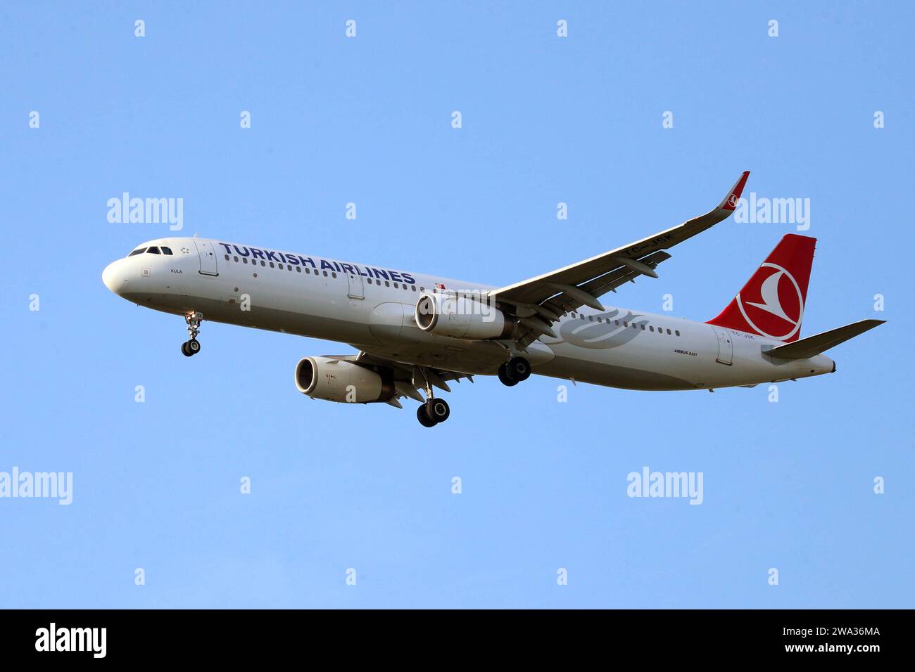14.07.2023, Hannover, Niedersachsen, Deutschland - A321 der Fluggesellschaft Turkish Airlines. A321, Airbus, Airbus A 321, Airline, aussen, Aussenaufnahme, deutsch, Deutschland, Europa, europaeisch, Fernreise, fliegen, Flieger, Flug, Flugbetrieb, Fluggesellschaft, Fluglinie, Flugreise, Flugtechnik, Flugverkehr, Flugzeug, Freisteller, Hannover, Himmel, in der Luft, Jet, Landeanflug, Luftfahrt, Luftfahrtgesellschaft, Luftfahrtunternehmen, Luftverkehr, Maschine, Niedersachsen, Passagierflugzeug, Passagiermaschine, QF, Querformat, Reise, Sinkflug, TC-JSK, Tourismus, Verkehr, Tuerkei, Tuerkisch, Türkisch Stockfoto