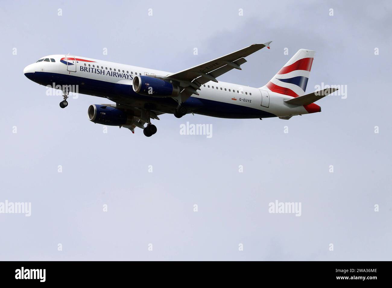 14.07.2023, Hannover, Niedersachsen, Deutschland - Airbus A320 der British Airways. A320, Airbus, Airline, Aussen, Aussenaufnahme, britisch, British Airways, Deutsch, Deutschland, englisch, Europa, europaeisch, Fernreise, Fliegen, Flieger, Flug, Flugbetrieb, Fluggesellschaft, Fluglinie, Flugreise, Flugtechnik, Flugverkehr, Flugzeug, G-EUYE, Hannover, in der Luft, Jet, Landeanflug, Luftfahrt, Luftfahrtgesellschaft, Luftfahrtunternehmen, Luftverkehr, Niedersachsen, Passagierflugzeug, Passagiermaschine, QF, Querformat, Reise, Sinkflug, Tourismus, Transport, Verkehr, Verkehrsflugzeug, Verkehrsmaschine, ve Stockfoto