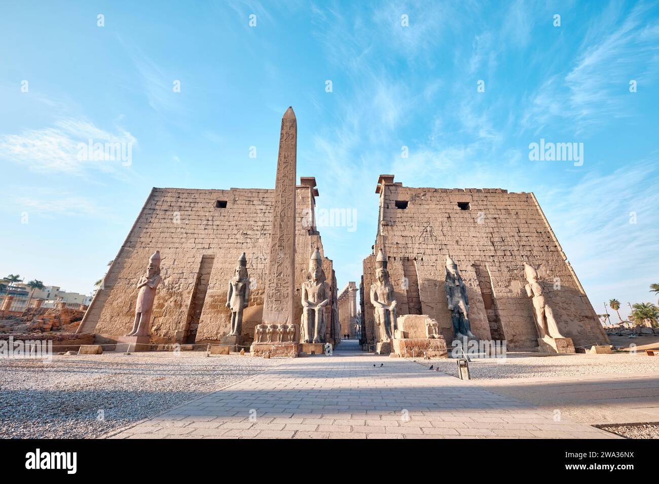 Luxor, Ägypten - 26. Dezember 2023: Haupteingang des Luxor-Tempels, erster Pylon mit Obelisken und Statuen von Ramesses II Stockfoto