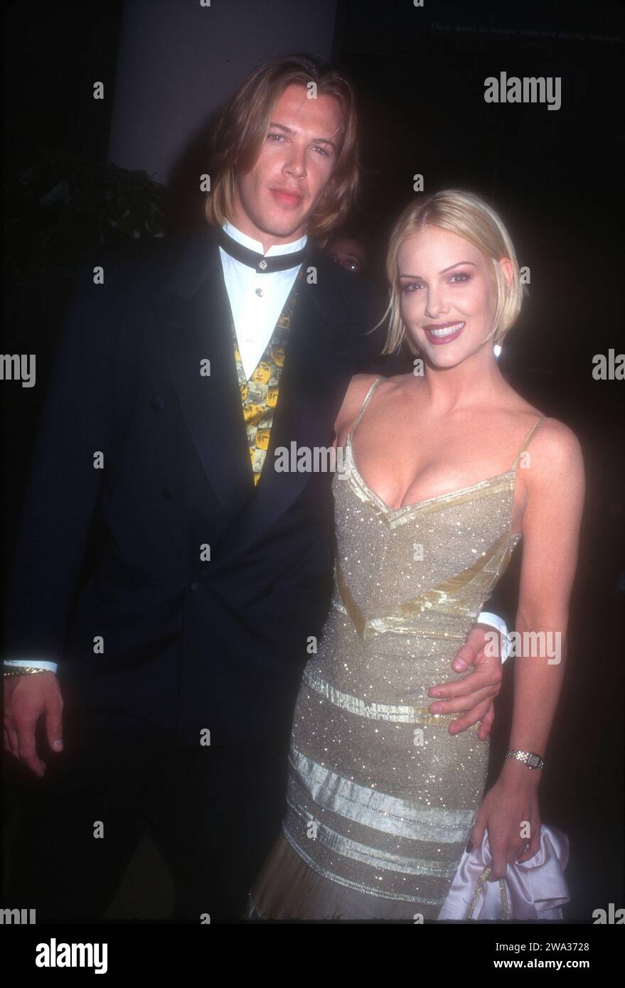 Beverly Hills, Kalifornien, USA 25. Oktober 1996 Schauspielerin Katie Wagner und Date nehmen am 25. Oktober 1996 am Carousel of Hope Ball 1996 im Beverly Hilton Hotel in Beverly Hills, Kalifornien, USA, Teil. Foto: Barry King/Alamy Stock Photo Stockfoto