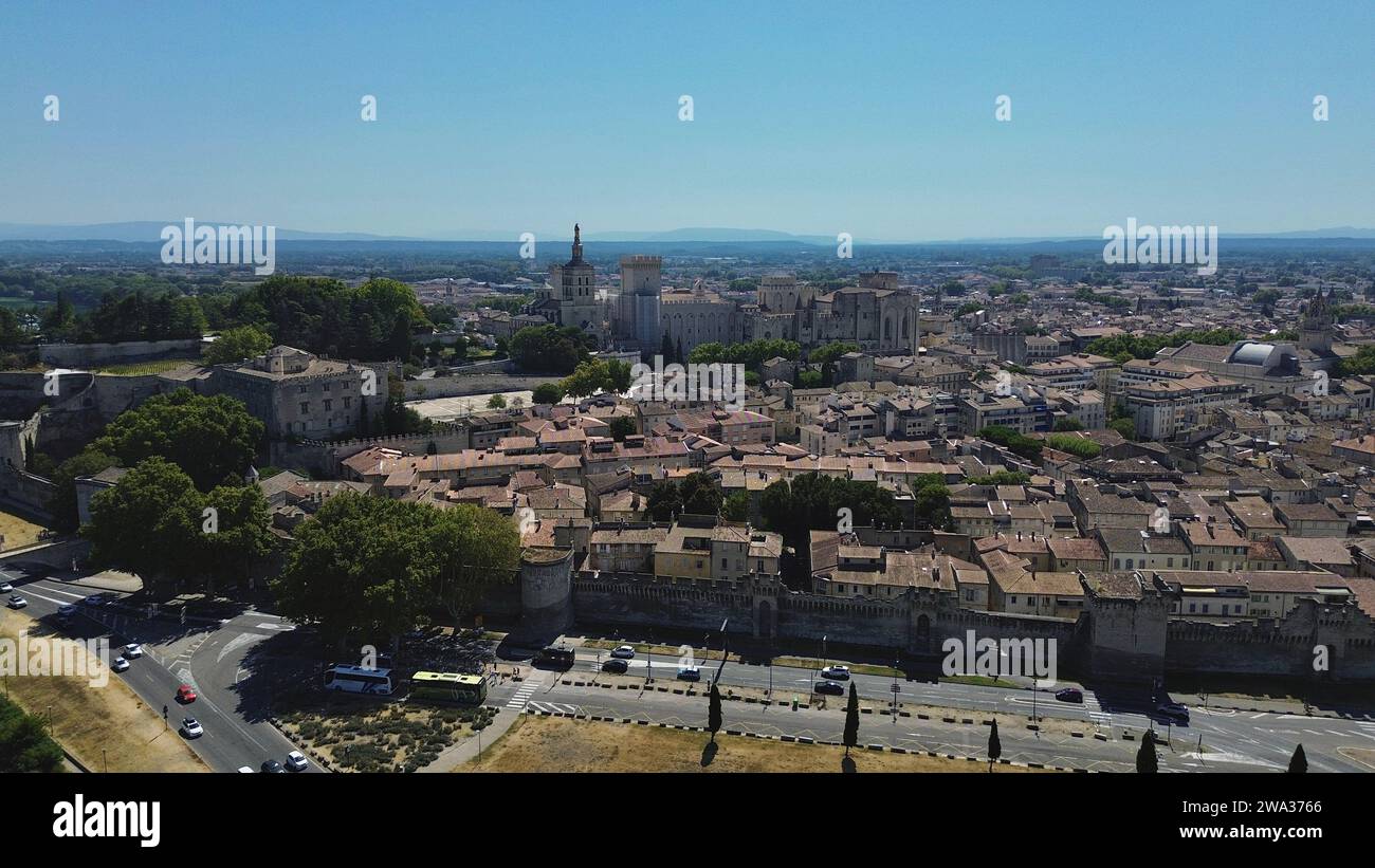 Luftbild-Drohnenaufnahme des historischen Stadtzentrums von Avignon, des Palais des Papes, der Ufer des Rhône und der mittelalterlichen Stadtmauern, Vaucluse, Frankreich. Stockfoto