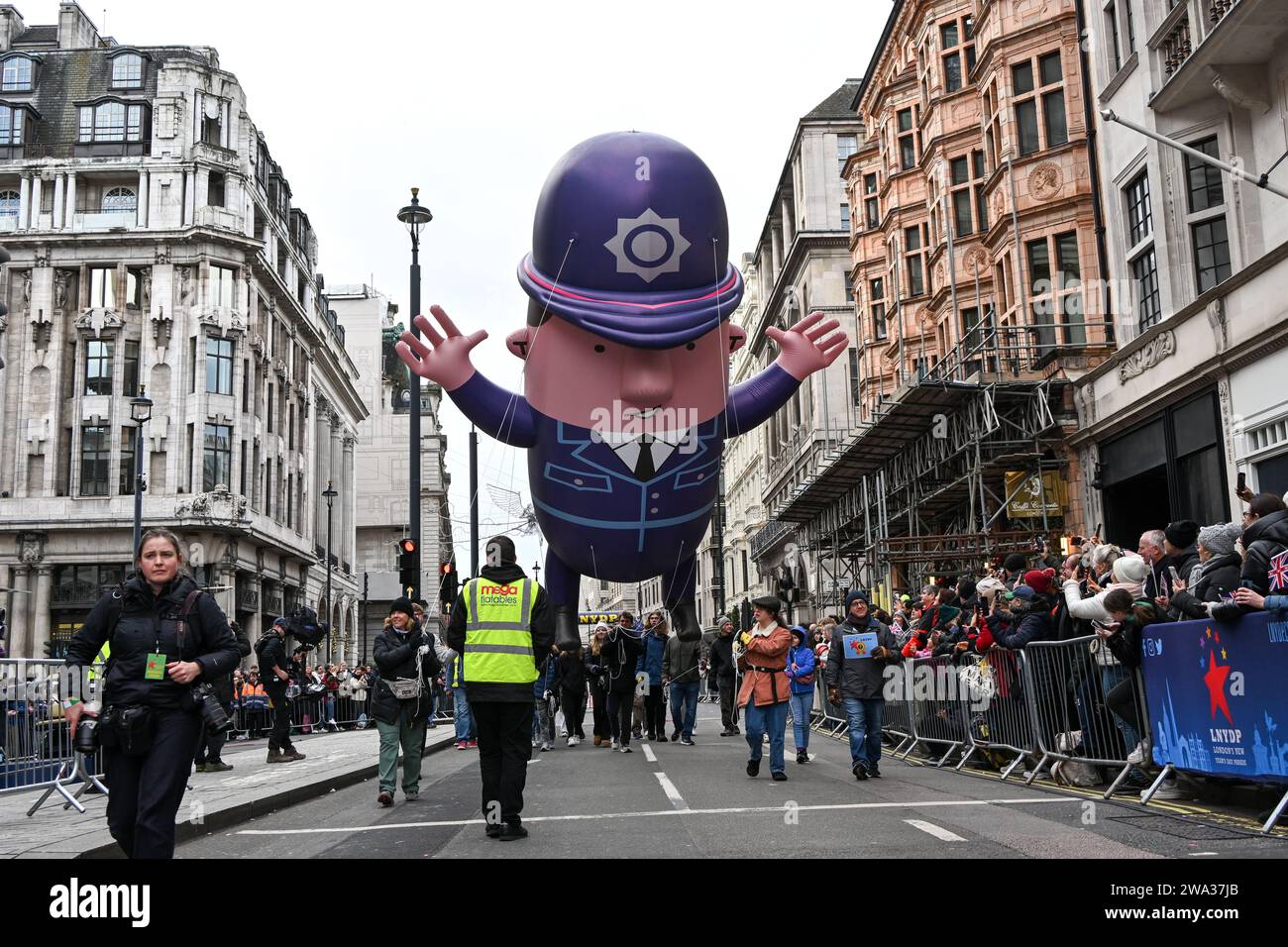 London, Großbritannien. Januar 2024. Londons jährliche Neujahrsparade mit Hunderten von Wagen im Zentrum von london, Großbritannien. Quelle: Siehe Li/Picture Capital/Alamy Live News Stockfoto