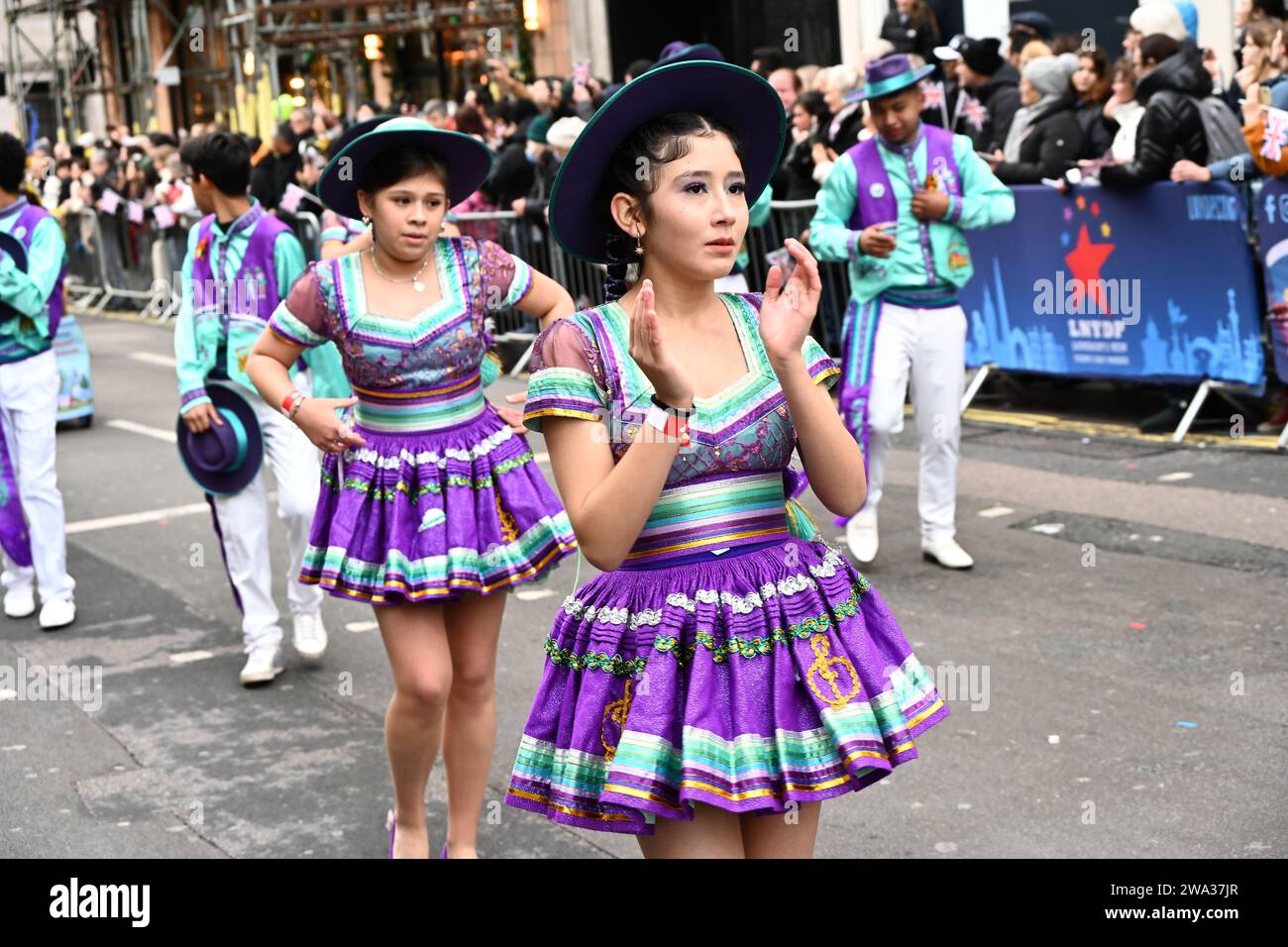 London, Großbritannien. Januar 2024. Londons jährliche Neujahrsparade mit Hunderten von Wagen im Zentrum von london, Großbritannien. Quelle: Siehe Li/Picture Capital/Alamy Live News Stockfoto