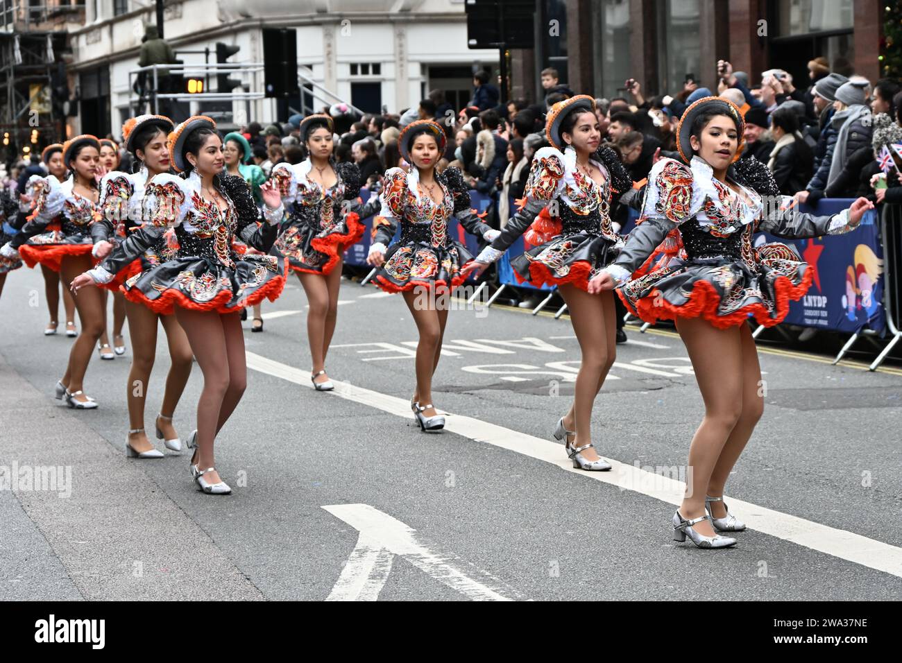 London, Großbritannien. Januar 2024. Londons jährliche Neujahrsparade mit Hunderten von Wagen im Zentrum von london, Großbritannien. Quelle: Siehe Li/Picture Capital/Alamy Live News Stockfoto