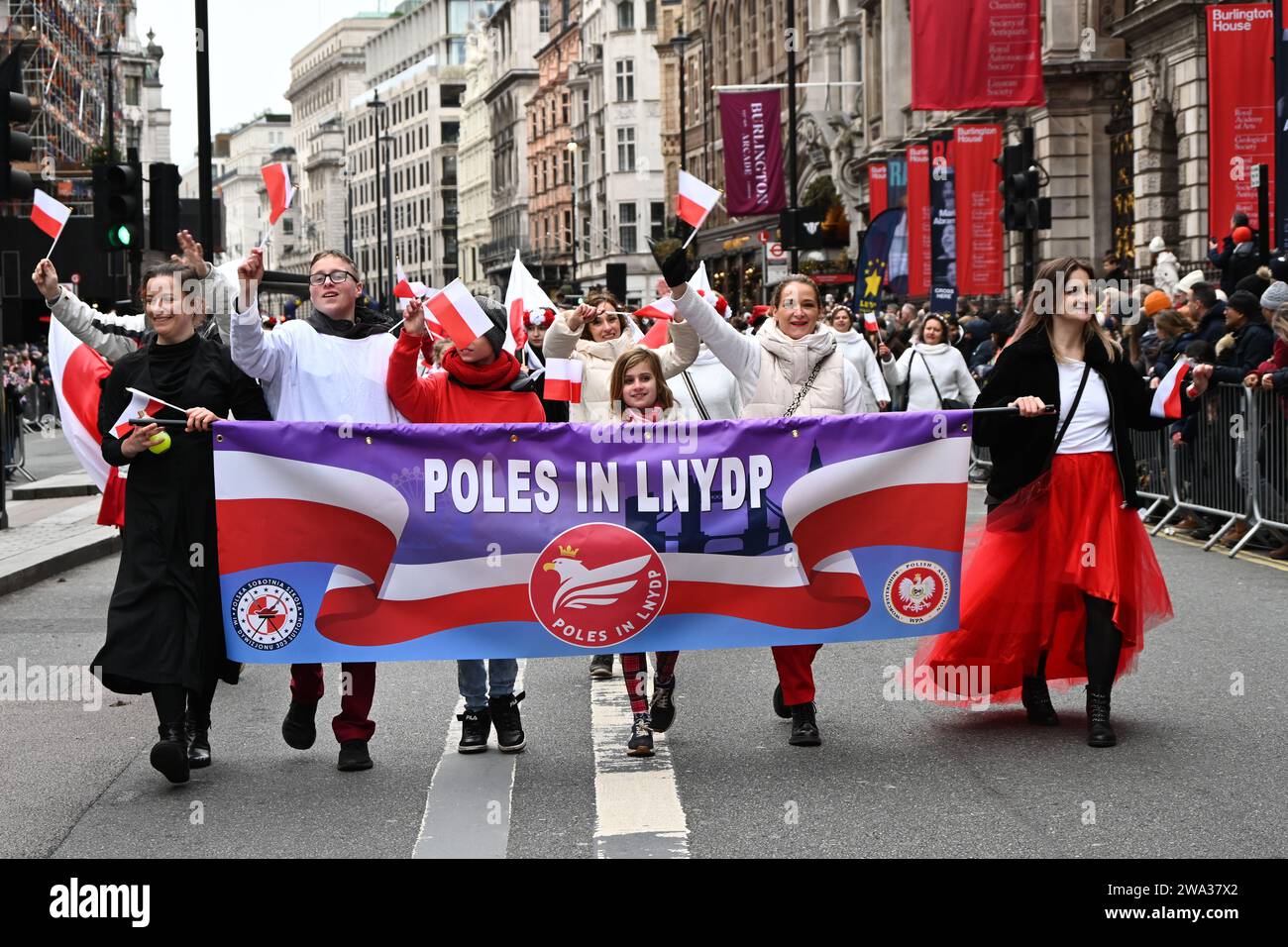 London, Großbritannien. Januar 2024. Londons jährliche Neujahrsparade mit Hunderten von Wagen im Zentrum von london, Großbritannien. Quelle: Siehe Li/Picture Capital/Alamy Live News Stockfoto