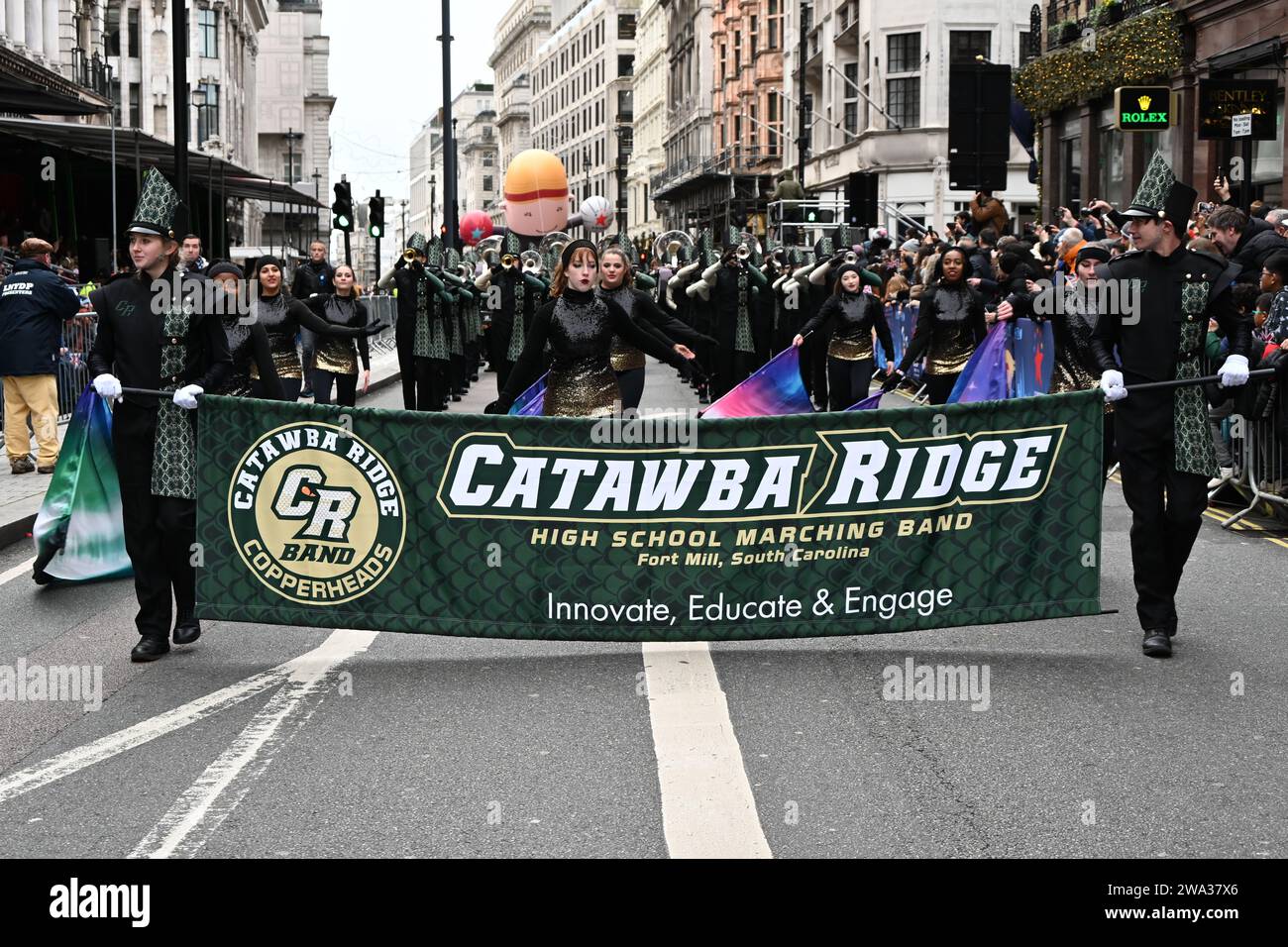 London, Großbritannien. Januar 2024. Londons jährliche Neujahrsparade mit Hunderten von Wagen im Zentrum von london, Großbritannien. Quelle: Siehe Li/Picture Capital/Alamy Live News Stockfoto