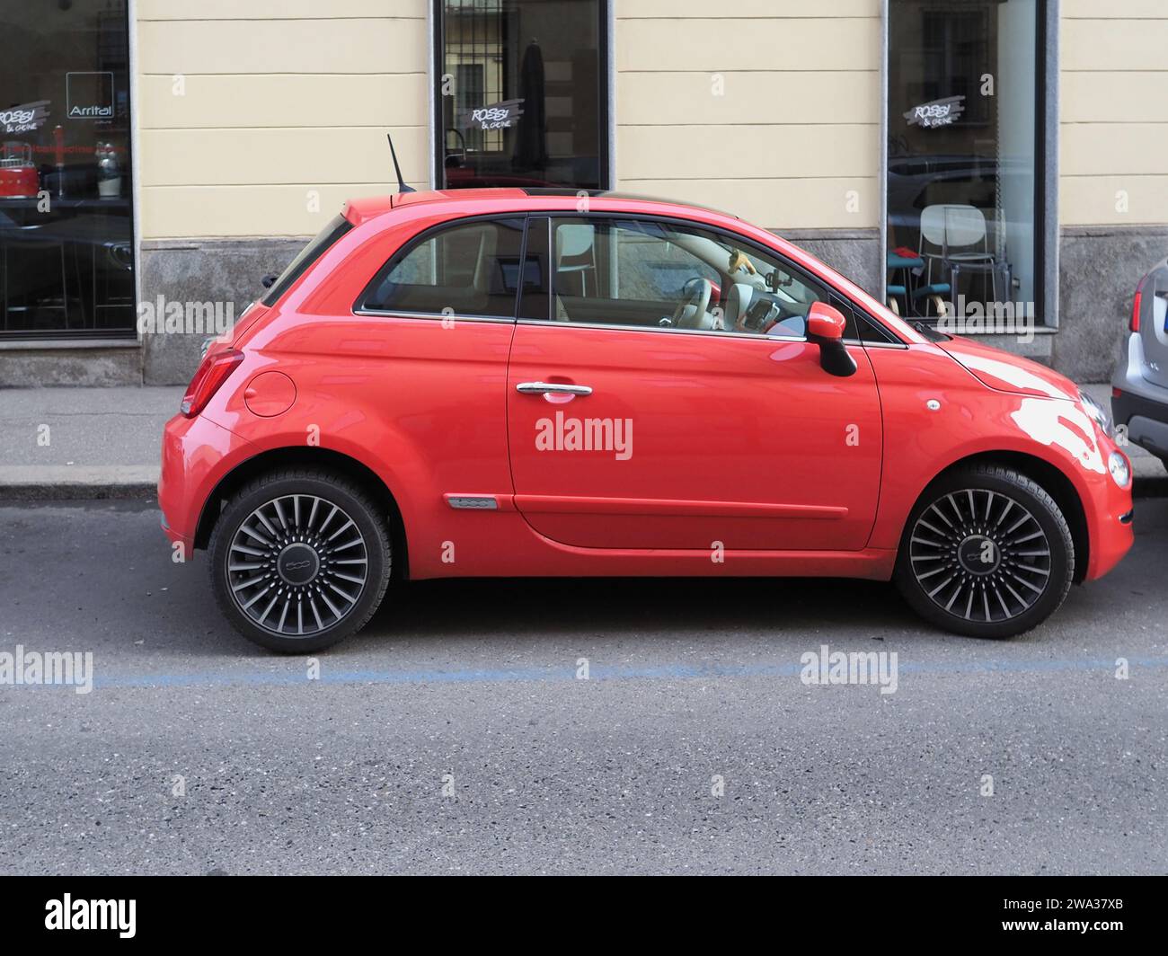 TURIN, ITALIEN – CA. JANUAR 2023: Roter Fiat 500 Stockfoto