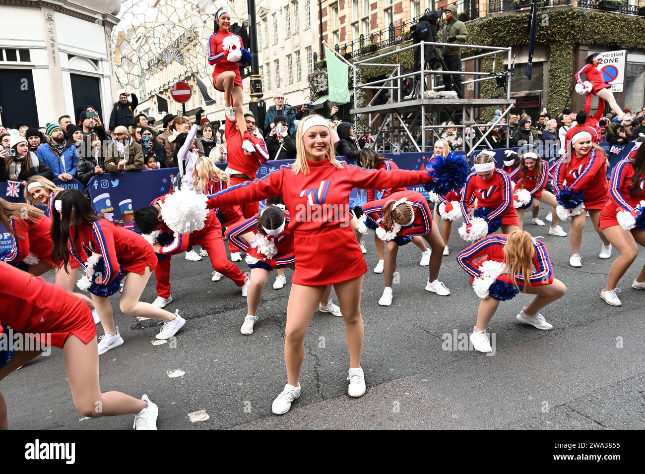 London, Großbritannien. Januar 2024. Londons jährliche Neujahrsparade mit Hunderten von Wagen im Zentrum von london, Großbritannien. Quelle: Siehe Li/Picture Capital/Alamy Live News Stockfoto