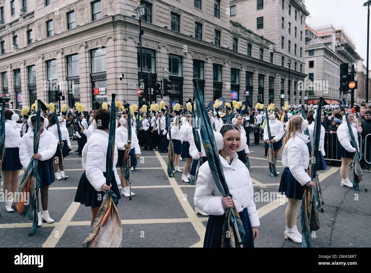 London, Großbritannien. 1. Januar 2024 die Neujahrsparade findet im Zentrum Londons statt, an der marschierende Bands, Vertreter des Stadtbezirks einschließlich Bürgermeister und Gemeinden aus ganz Großbritannien teilnehmen. Die Parade ist der Beginn eines neuen Jahres und bietet eine breite Präsentation der Kultur und Gemeinschaft, die London repräsentiert. © Simon King/Alamy Live News Stockfoto