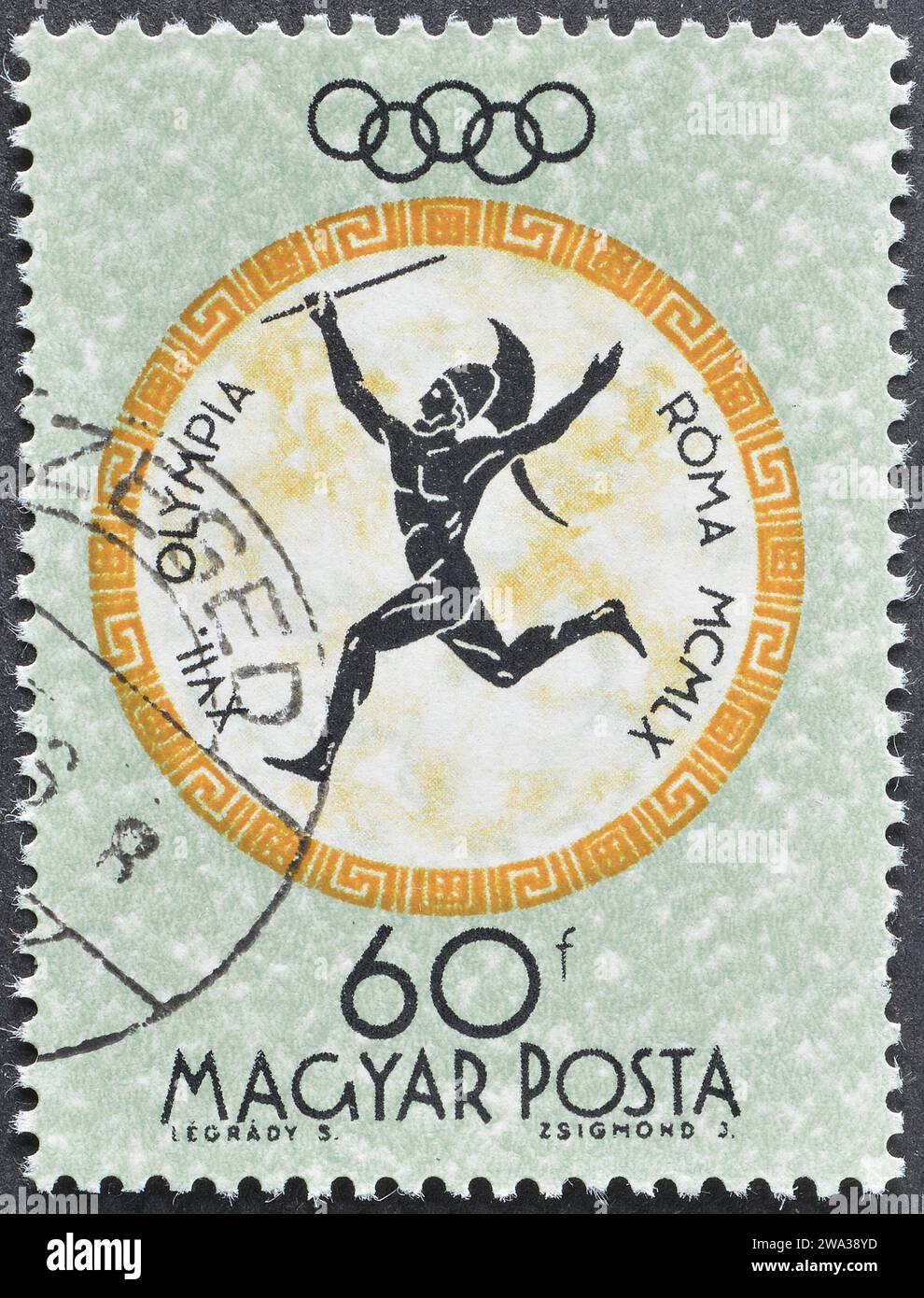 Gestempelte Briefmarke, gedruckt von Ungarn, die Javelin-Werfen zeigt, Werbung für die Olympischen Sommerspiele in Rom, um 1960. Stockfoto