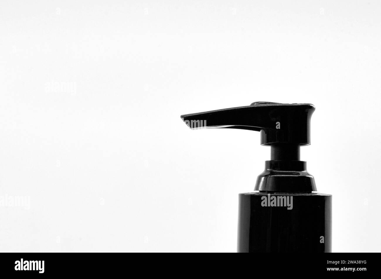 Oberseite einer Flüssigseifenflasche mit Druckpumpe in Schwarz-weiß, isoliert auf weißem Hintergrund. Kopierbereich. Keine Personen. Stockfoto
