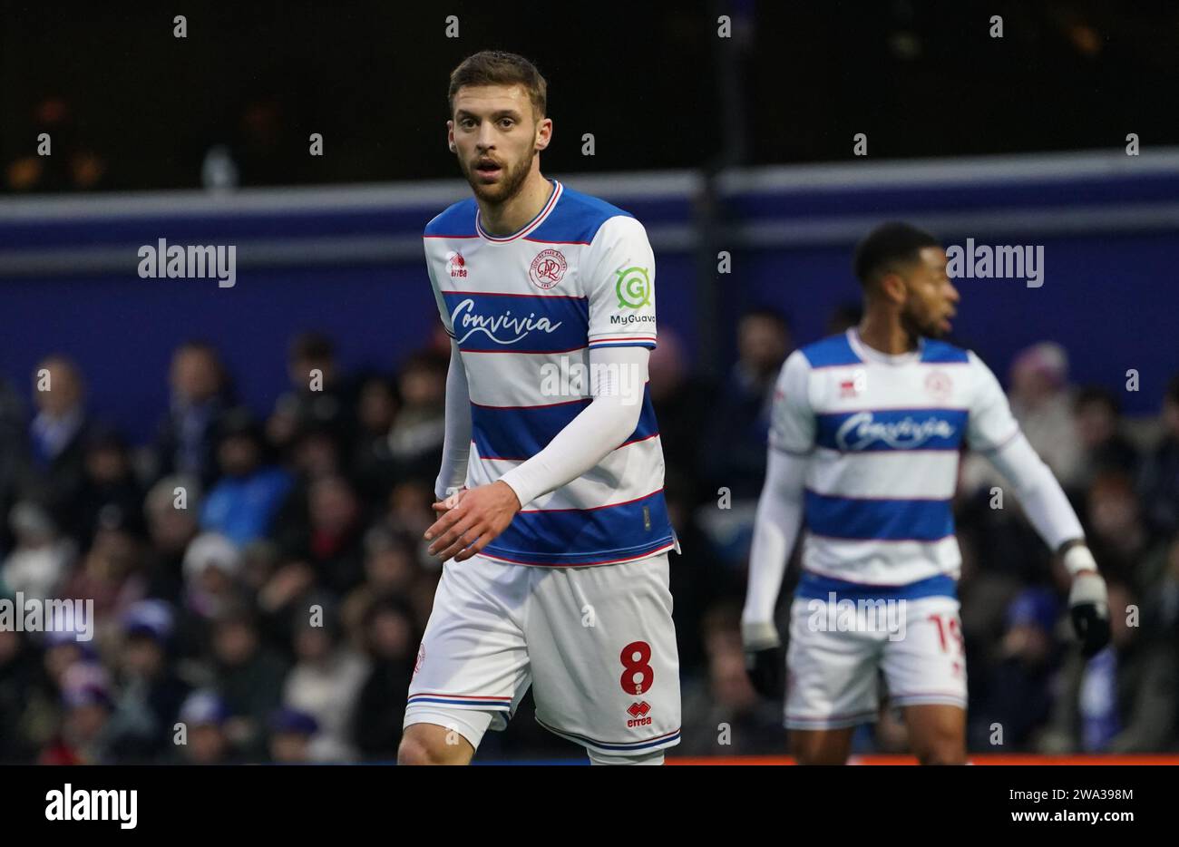 LONDON, ENGLAND - 1. JANUAR: Sam Field of QPR während des Sky Bet Championship-Spiels zwischen Queens Park Rangers und Cardiff City in der Loftus Road am 1. Januar 2024 in London. (Foto: Dylan Hepworth/MB Media) Stockfoto